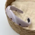Cerchietto per capelli imbottito in raso a pois francese, accessorio per capelli elegante. - Punto Svizzero Viola Chiaro