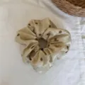 Elegante elastico per capelli in raso champagne con pois marroni, dettaglio ravvicinato. - Pois Giallo Crema / Giallo latte