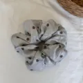 Dettaglio ravvicinato di un chic elastico per capelli grigio con pois marroni. - Pois Blu Chiaro / Azzurro