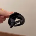 Molletta per capelli nera grande, accessorio irregolare ed elegante per acconciature. - Nero