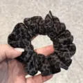 Scrunchie per capelli con stampa leopardata vintage da donna, accessorio elastico in tessuto - Leopardo Grigio