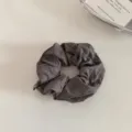 Elastico per capelli in tessuto grigio scuro da donna, accessorio minimalista per coda di cavallo. - Grigio