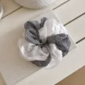 Elastico per capelli in raso variante, design a righe nere e bianche, accessorio per coda. - Zebra Bicolor