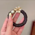 Elastico per capelli nero con fiore di diamanti scintillante e perla accessorio per capelli. - Caffè