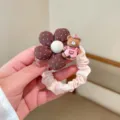 Primo piano dettagliato del grazioso elastico per capelli a pois marroni con tenero orsetto. - Orso Rosa