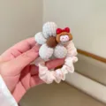 Grazioso elastico per capelli a fiori a quadri con adorabile bambola, fascia per capelli morbida. - Ragazza Beige
