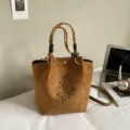 Modische braune Wildleder-Beuteltasche mit funkelnden Strass-Schleifen und Henkeln. - Ohne Anhänger / Braun
