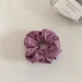 Scrunchie in tessuto viola, elastico per capelli unito minimalista per donna e coda di cavallo. - Rosa