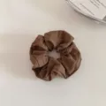 Elastico per capelli in tessuto marrone da donna, fermacoda minimalista e accessorio per capelli. - Caffè