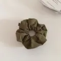 Coletero de tela verde oscuro, goma de pelo lisa minimalista para mujeres y niñas uso diario. - Verde Militar