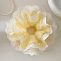Coletero de encaje amarillo y blanco con perlas, elegante accesorio para el pelo. - Encaje Amarillo