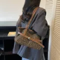 Casual large capacity leopard print shoulder bag for women, versatile commute handbag with straps. - No Pendant / Green