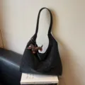 Retro eenvoudige zwarte grote schouder onderarm tas met schattige teckel puppy hanger chic. - Met Hanger / Zwart