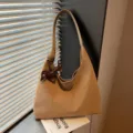 Vintage minimalistische khakikleurige schoudertas hobo tas met leuke hond hanger. - Met Hanger / Bruin