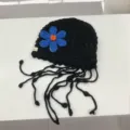 Handgemachte gehäkelte schwarze Strickmütze mit blauen Blumen und langen Fransen Damen - 2-8 Jahre (Kopfumfang 49-53cm) / Schwarz
