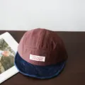 Detailansicht der karierten Kinder-5-Panel-Kappe mit stylischem Jeans-Schirm und Etikett. - 3-6 Jahre (Kopfumfang 49-53cm) / Grand A Burgundrot