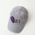 Detailaufnahme einer grauen Kinder Cord Baseballkappe mit lila Aufnäher und Stickerei. - 3-10 Jahre / Lächeln Stil / Dunkelgrau