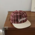 Gorra béisbol a cuadros ala plana, sombrero hip-hop rojo vintage para niños y niñas. - 54cm Ajustable Para 6-12 Años / Goodkids Rojo Oscuro Con Ala Blanco Leche