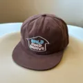 Primer plano de gorra de béisbol marrón para niños con letras bordadas, detalle de algodón - 3-8 Años (Ref Circunferencia de Cabeza 50-54cm) / Café Oscuro