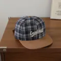 Gorra de Béisbol para Niños con Visera Plana y Bordado de Cuadros Estilo Casual - 54cm Ajustable Para 6-12 Años / Goodkids Azul Marino Con Ala Marrón