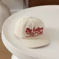 Primer plano detallado de la gorra beis con llamativo bordado rojo y visera plana estilo urbano. - 3-8 Años (Circunferencia de Cabeza 50-54cm) / Beige