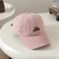 Detailansicht der rosa Kinder Baseballcap mit abgenutztem Schirm und gesticktem Buchstaben Me. - 54cm Einstellbar Für 6-12 Jahre / Me Rosa