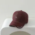 Nahaufnahme Detailansicht der Kinder Vintage Baseballkappe mit Stickerei und Krempentext. - 3-10 Jahre (Kopfumfang 50-54cm) / Burgunderrot