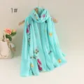 Detailaufnahme des leichten blauen bestickten Schals, weiches atmungsaktives Material mit Blumen. - Stil 1
