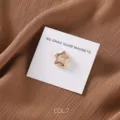 Vista dettagliata della spilla magnetica hijab a stella dorata su cartoncino con sfondo. - COL.7 Kaki