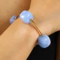 Blauer Perlen Goldstange Stretch Armband Variante für Damen, elegantes tägliches Handgelenk Schmuck. - Quadratischer Perlenstil (9681) / Gold und Blau