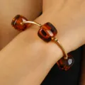 Minimalistisches Armband aus goldfarbenem Metall und bernsteinfarbenen Perlen für Damen. - Quadratischer Perlenstil (3836) / Gold & Kaffee