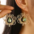 Boheemse vintage vergulde filigraan druppelvormige groene kristallen oorbellen. - Goud (10075)