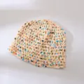 Gedetailleerd overzicht van handgemaakte gehaakte muts met pailletten, kleurrijk gebreid dichtbij - 50-53cm / Beige