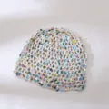 Gedetailleerde close-up van handgemaakte gehaakte kinder muts met kleurrijke pailletten. - 50-53cm / Grijs