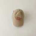 Detailaufnahme der beige Baumwoll-Baseballkappe mit ausgefranster Krempe und roter Stickerei. - 50-53cm / Beige