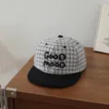 Gorra plana de cuadros para niños con letras bordadas Good mood, variante blanco y negro. - 54cm Ajustable Para 6-12 Años / Goodmood Blanco Roto Con Ala Negra