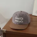 Gorra de béisbol de ala plana a cuadros marrones para niños con bordado blanco Good Mood. - 54cm Ajustable Para 6-12 Años / Goodmood Café Con Ala Marrón