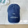 Berretto da baseball vintage lavato per bambini con visiera rovinata e ricamo elegante. - Blu scuro