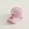Rosa Baumwolle Kinder Baseballcap mit gesticktem Text vorne und Nummer 21 am Schirm Detailansicht. - 3-10 Jahre (Kopfumfang 49-53cm) / Rosa