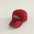 Detailaufnahme der roten Kinder Baseballkappe mit der Nummer 21 und tollem Stickdesign. - 3-10 Jahre (Kopfumfang 49-53cm) / Burgunderrot