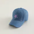 Nahaufnahme des blauen Kinder-Baseballcaps mit einer süßen lila Seestern-Bestickung. - 52-54 cm (Kinder) / Blau