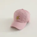 Nahaufnahme Detailansicht der süßen rosa Kinder Baseballcap mit niedlicher gelber Seestern Stickerei. - 52-54 cm (Kinder) / Rosa