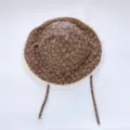 Braune Baby Sonnenhut mit Blümchen, Kleinkind Eimerhut mit Spitzenborte und Kinnriemen. - 3-7 Jahre / Breiter Krempe-Stil / Kaffee