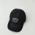 Kinder Washed Denim Baseballcap Detailansicht, trendiges gesticktes Design, gebogener Schirm. - 2-8 Jahre (Kopfumfang 49-53cm) / Schwarz