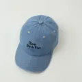 Nahaufnahme einer hellblauen Jeans-Kinderbaseballkappe mit feiner Stickerei und weichem Stoff. - 2-8 Jahre (Kopfumfang 49-53cm) / Hellblau