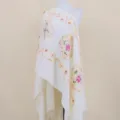 Detailansicht eines weißen kaschmirartigen Ethno-Schals mit Blumen-Totem und Quasten. - Milchweiß