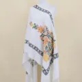Detailansicht des weißen Kaschmir-Gefühl-Schals mit blauer und orangefarbener Blumenstickerei. - Milchweiß