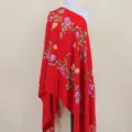 Detailansicht des roten Kunstkaschmir-Schals mit filigraner Zweig- und Reben-Blumenstickerei. - Rot
