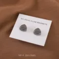 Primo piano e vista dettagliata delle spille per hijab magnetiche triangolari nere. - Set di 2 pezzi / Triangolo Nero (SET-4)
