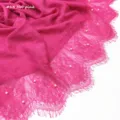 Felroze katoen-linnen sjaal voorzien van elegante kantrand en subtiele parelapplicaties. - Fuchsia